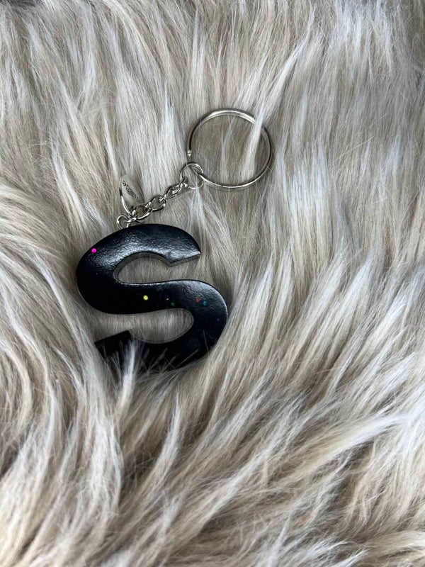 Anhänger „S“ aus Epoxidharz