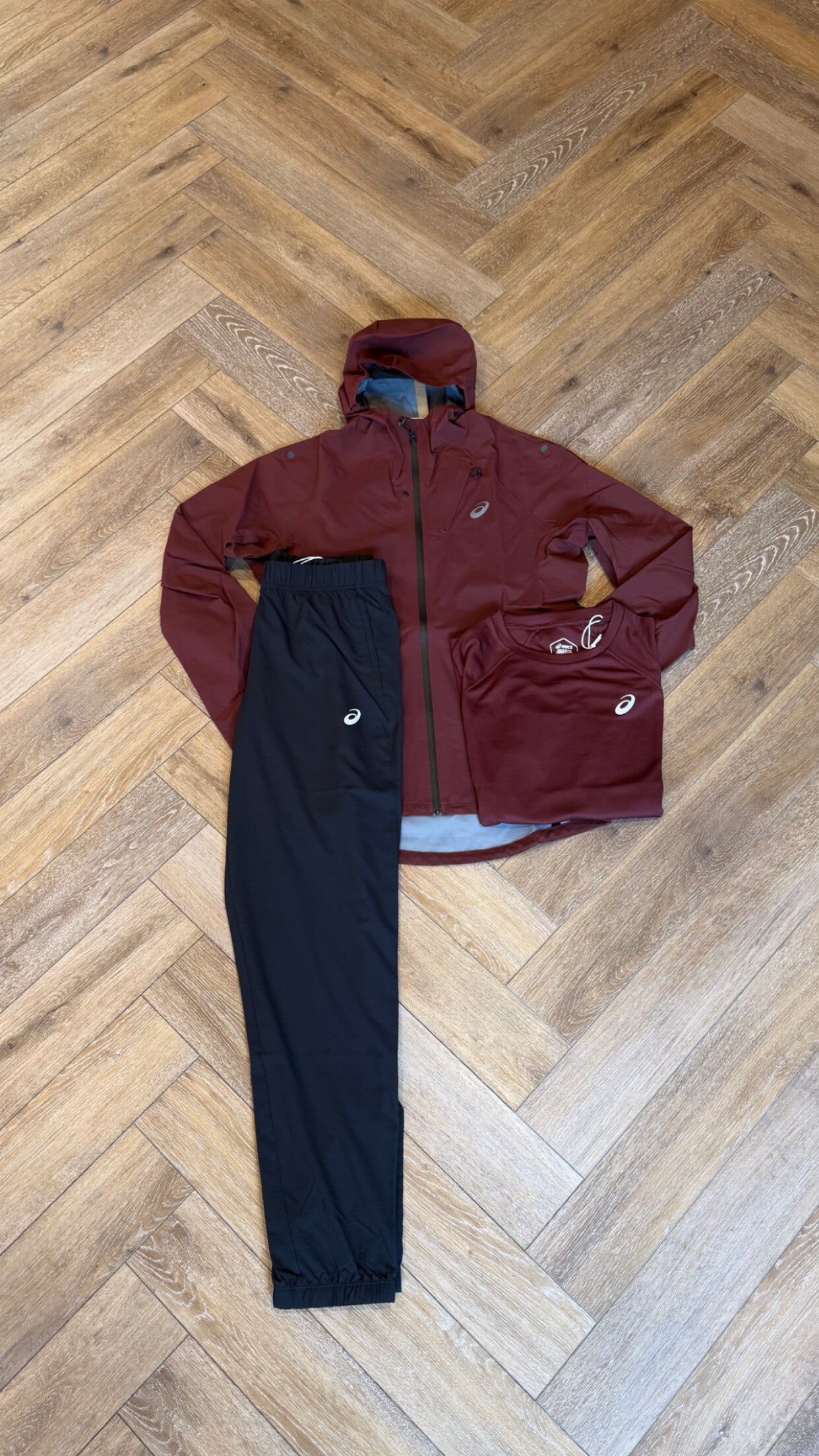 Asics Accelerate Tracksuit Dark Planet Red Black + T Shirt