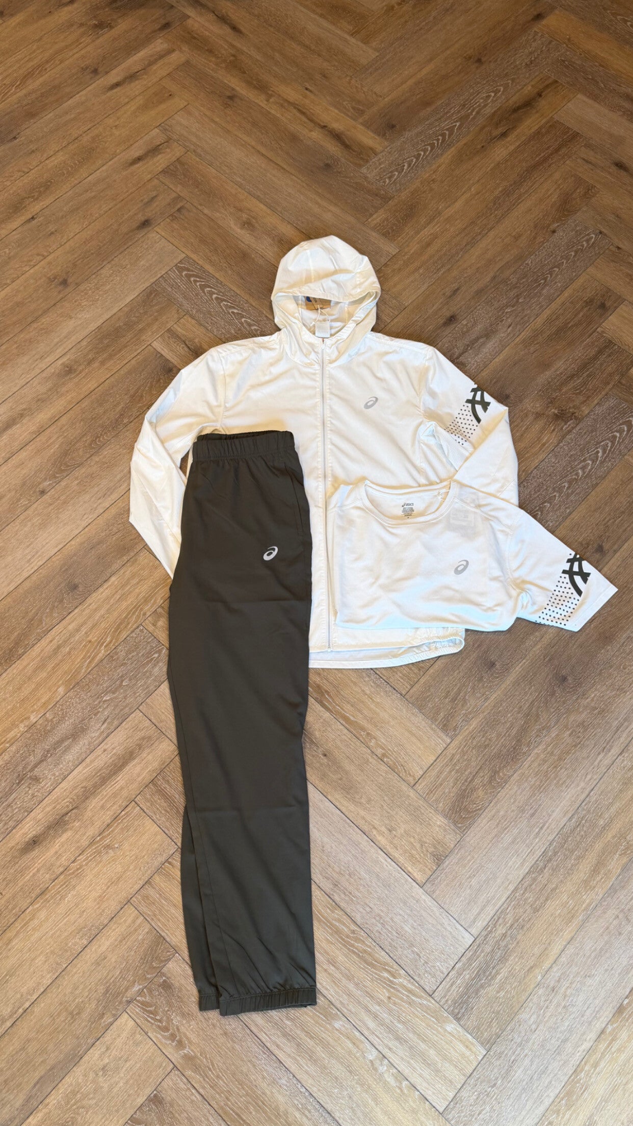 Asics Accelerate Tracksuit Icon White Brown Stone + T Shirt