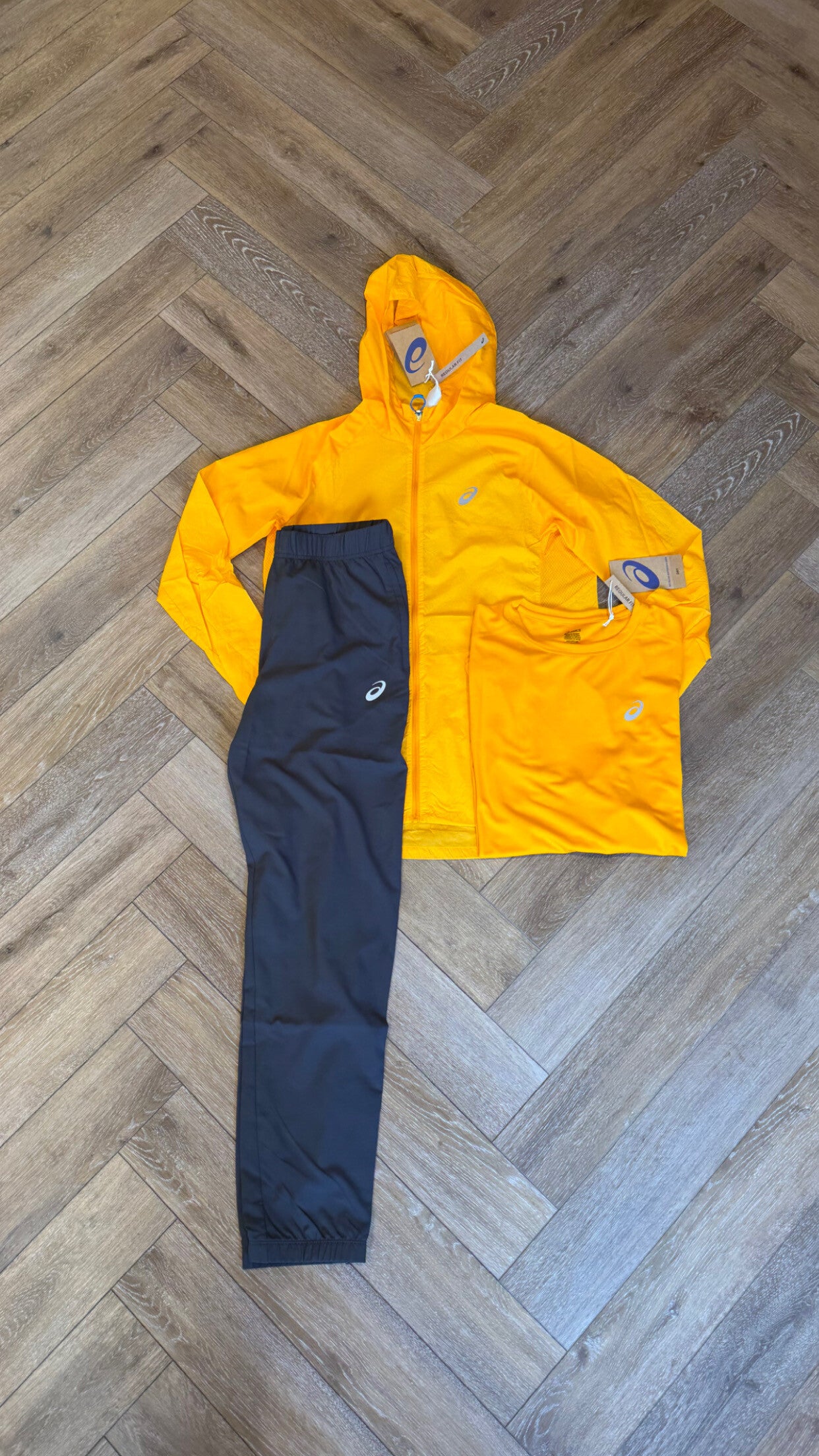 Asics Accelerate Tracksuit Yamabuki Graphite Grey + T Shirt