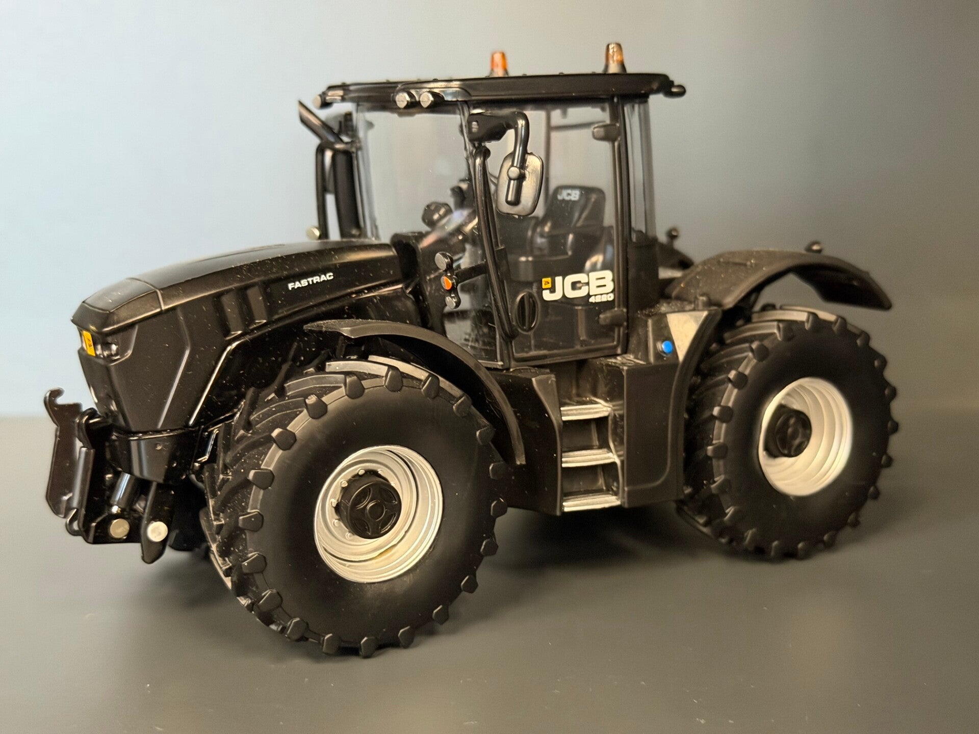 Britains - JCB Fastrac 4220 Zwart met zilveren velgen Limited Edition 750 stuks - 1:32 - Pre-Order !