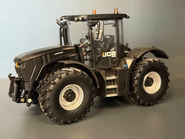 Britains - JCB Fastrac 4220 Zwart met zilveren velgen Limited Edition 750 stuks - 1:32 - Pre-Order !