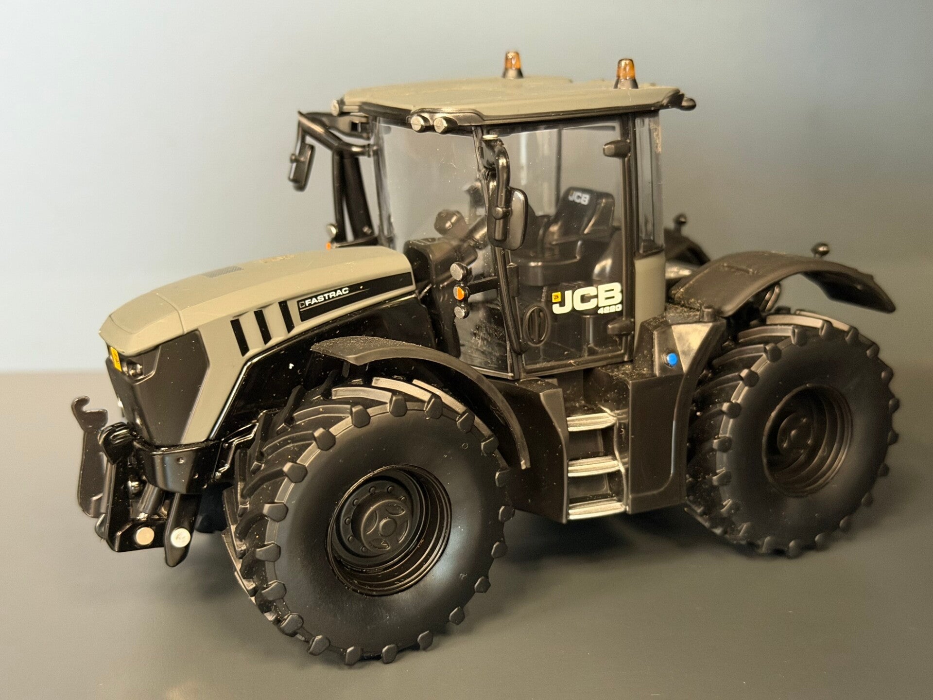 Britains - JCB Fastrac 4220 Mat Grijs Limited Edition 1002 stuks - 1:32 - Pre-Order !