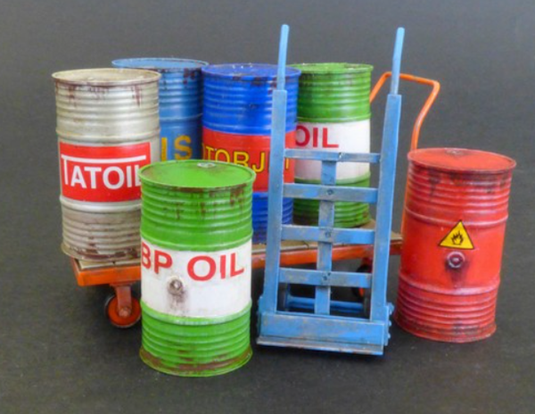 Metal Barrels with Handcart - 1:35