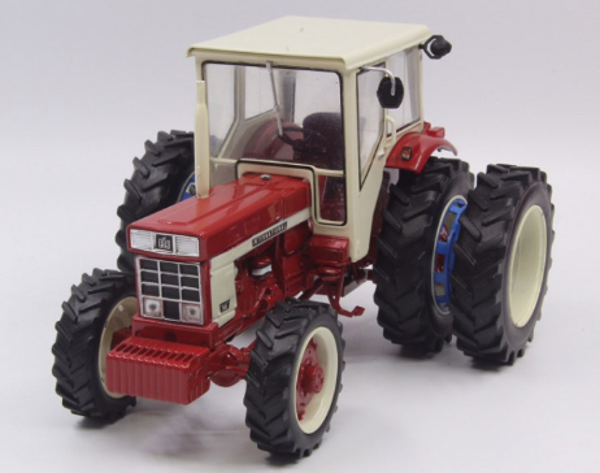 International 946 4wd met Dubbellucht - 1:32