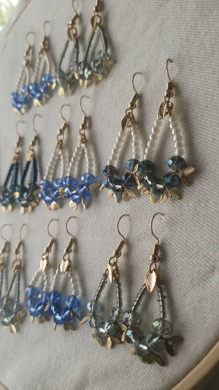 boucles d'oreilles assemblées à la main  perles de rocailles et laiton doré
