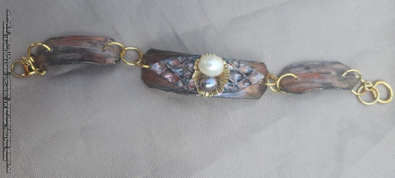 Bracelet en bois laiton et acier doré,  teinté et vernis, avec 2 perles de cultures dont une petie perle de culture teinté, 