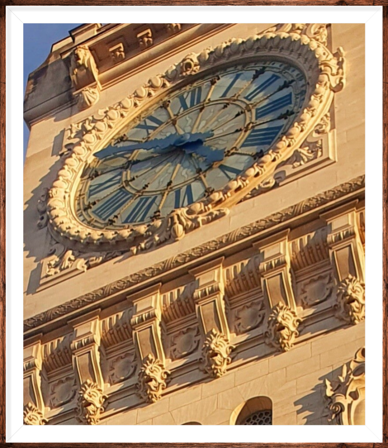 une photo du cadran de la tour de la gare de Lyon à Paris