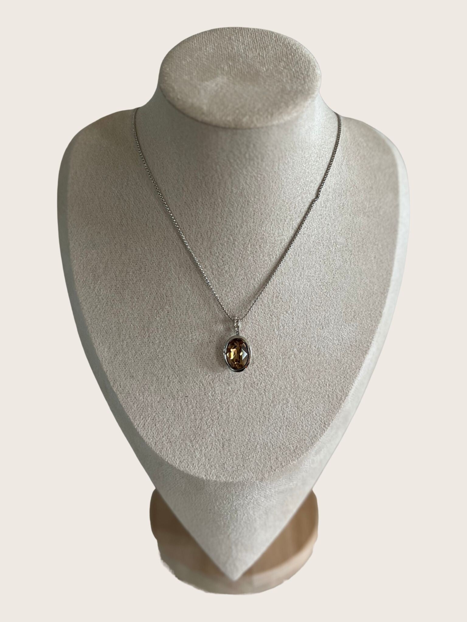 Ketting met ovale hanger en bruin kristal - 2025Z101
