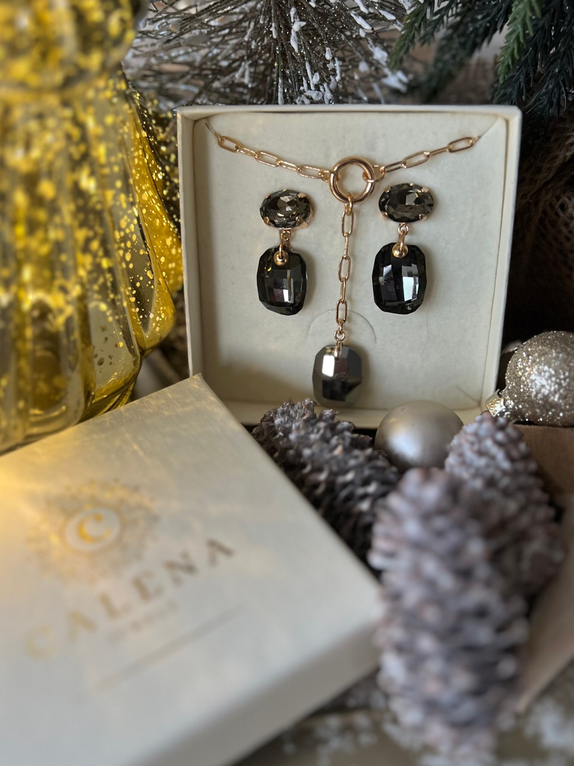 Oorbel en ketting zwart set