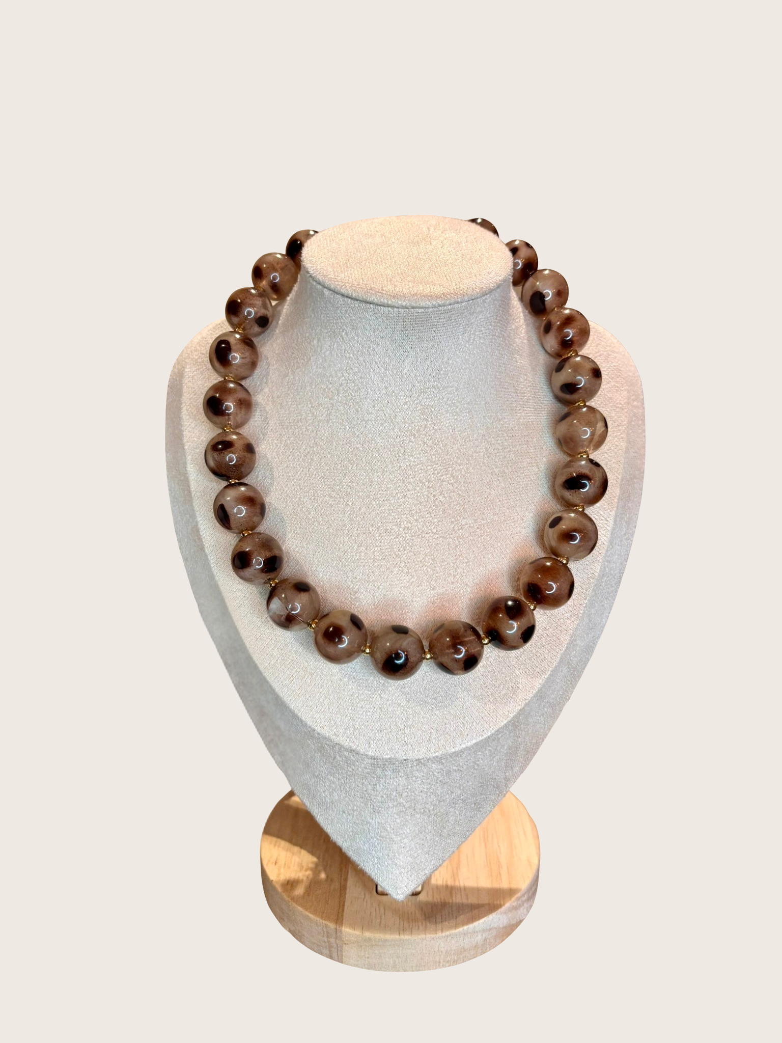 Ketting Ikita met beige- bruine kralen - 2025323