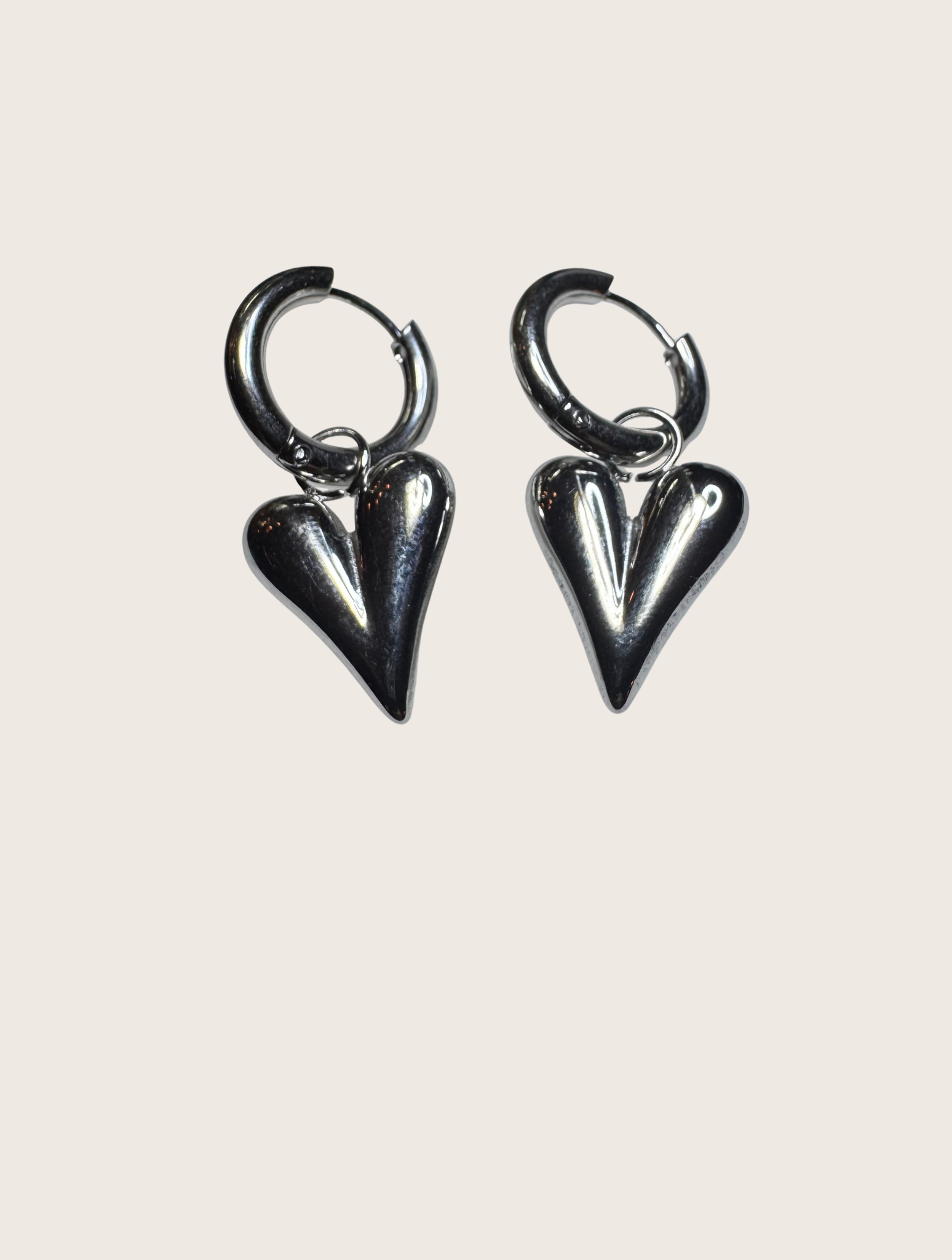 Oorring met zilverkleurige hartjes - 2025Z130