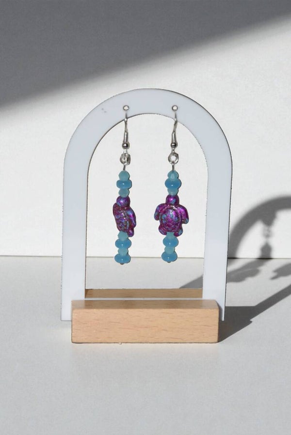 Boucles d'oreilles pendantes "Tortues", composées de perles en cristal bleues, de perles en verre bleues et de tortues en pierre 2 tons "violettes et bleues"