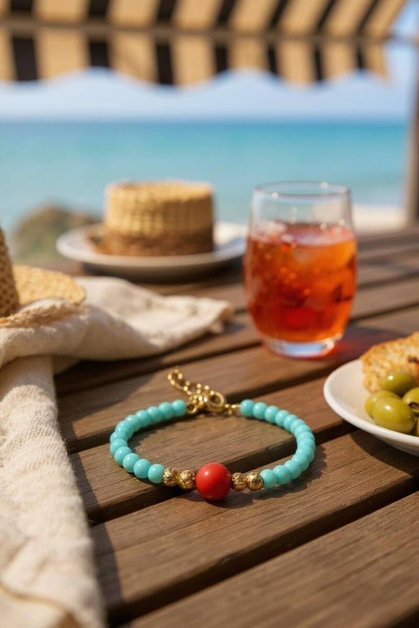 Bracelet ajustable "Collection Pierres" composé de perles en métal dorées et de perles en turquoise bleu et rouge
