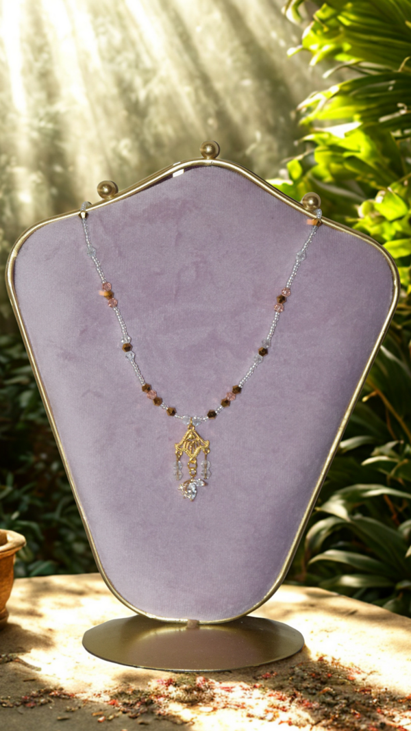 Collier 44 cm + extension "Papillons" composé de perles en cristal, rocaille et d'un papillon blanc. Acier inoxydable.