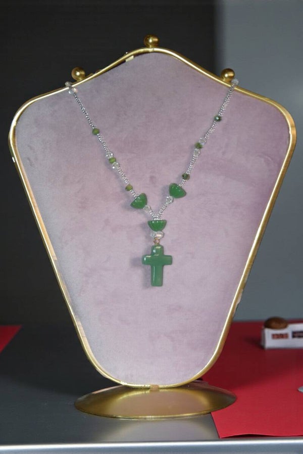 Collier 45 cm + extension "Croix en aventurine" composé de perles aventurine, cristal et rocaille. Pendentif croix en aventurine. Acier inoxydable.