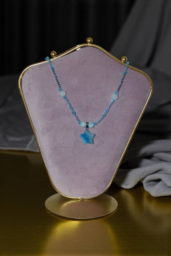 Collier 47 cm + extension "Etoile en agate" composé de perles verre, cristal et rocaille. Pendentif étoile en agate. Acier inoxydable.