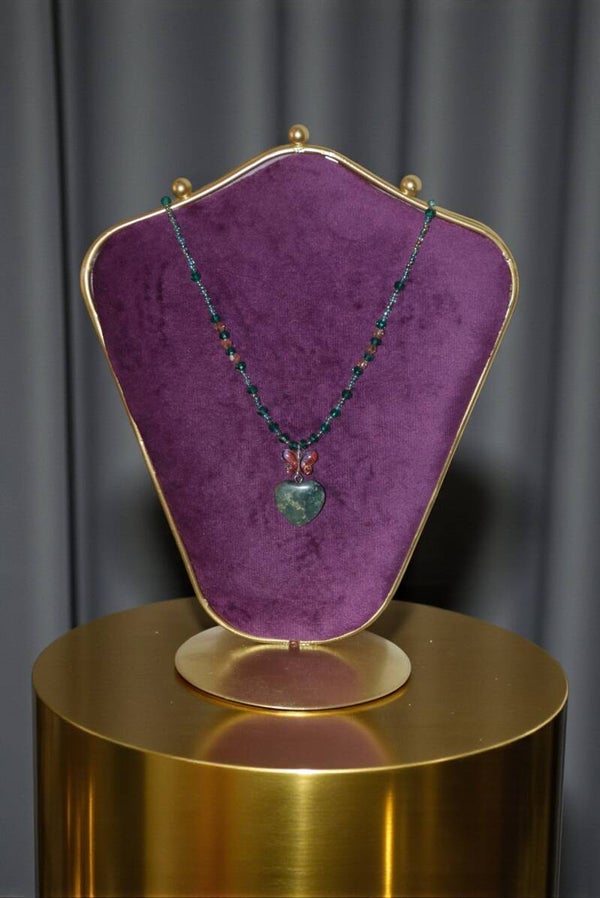 Collier 43 cm + extension "Cœur en agate mousse" composé de perles cristal et rocaille. Pendentif "Cœur" en agate mousse. Acier inoxydable.