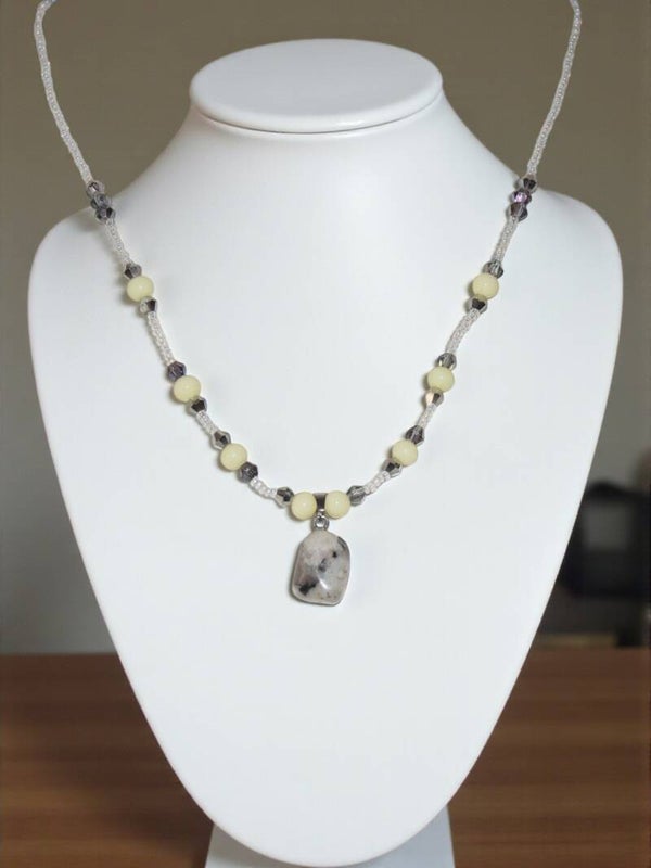 Collier 45 cm + extension "Jaspe dalmatien" composé de perles cristal, verre et rocaille. Acier inoxydable.