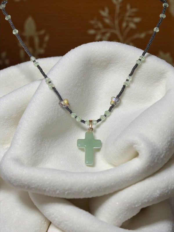 Collier 45 cm + extension "croix aventurine" composé de perles cristal, verre et rocaille. Acier inoxydable.