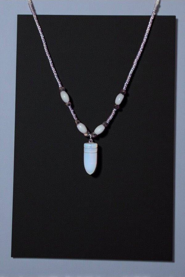 Collier 45 cm + extension "balle en opalite" composé de perles cristal, verre et rocaille. Acier inoxydable.