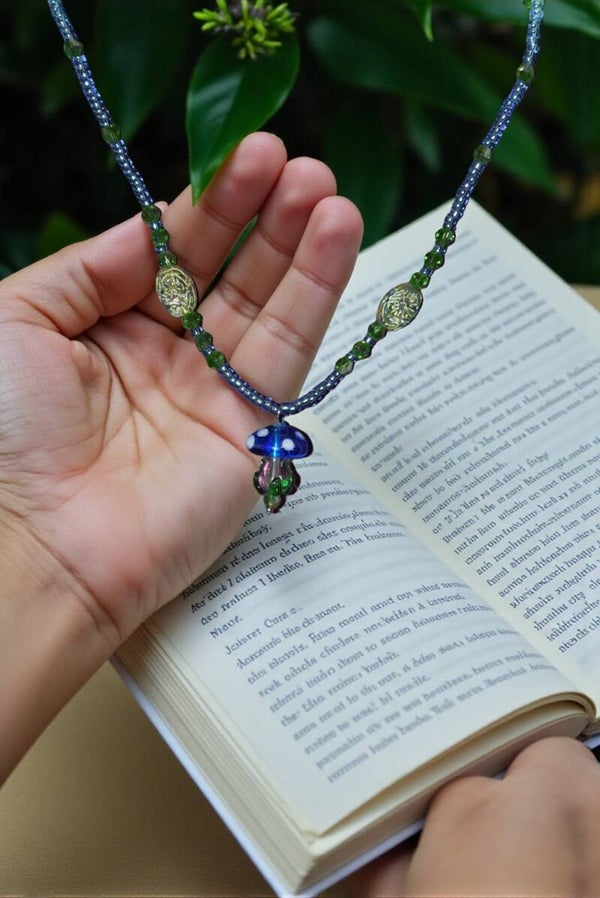 Collier 45 cm + extension "champignon verre" composé de perles cristal, verre et rocaille. Acier inoxydable.