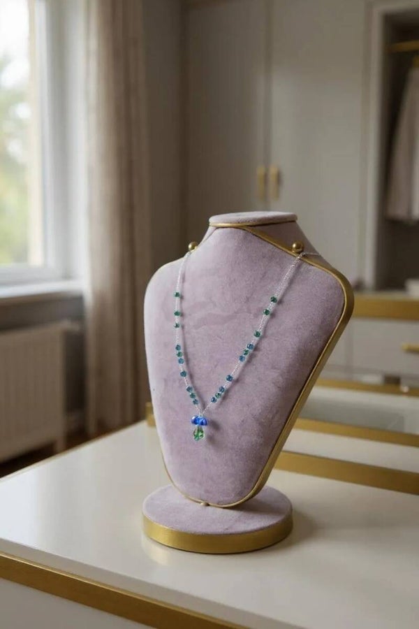 Collier 45 cm + extension "Champignon" composé de perles de rocaille, verre et cristal. Pendentif champignon en verre. Acier inoxydable
