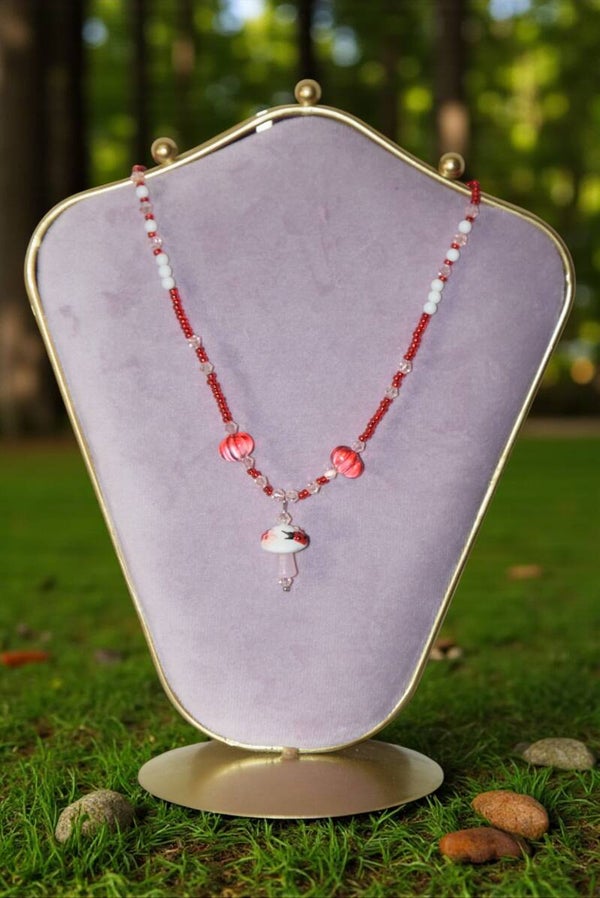 Collier 45 cm + extension "Champignon" composé de perles de rocaille, verre et cristal. Pendentif champignon en verre. Acier inoxydable