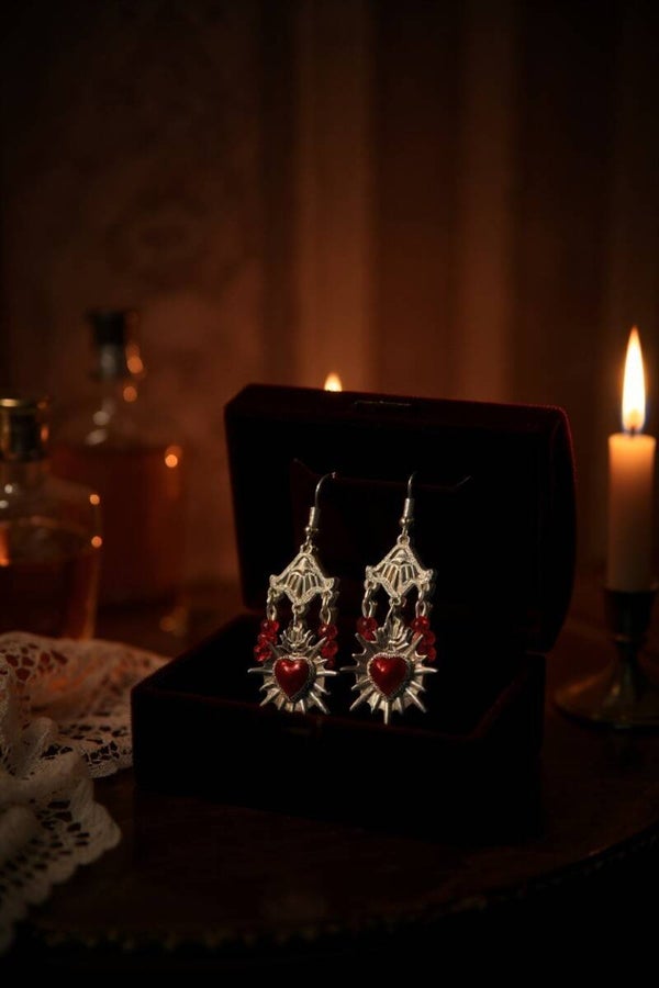 Boucles d'oreilles Coeurs Sacrés, perles en cristal, éclat et élégance.