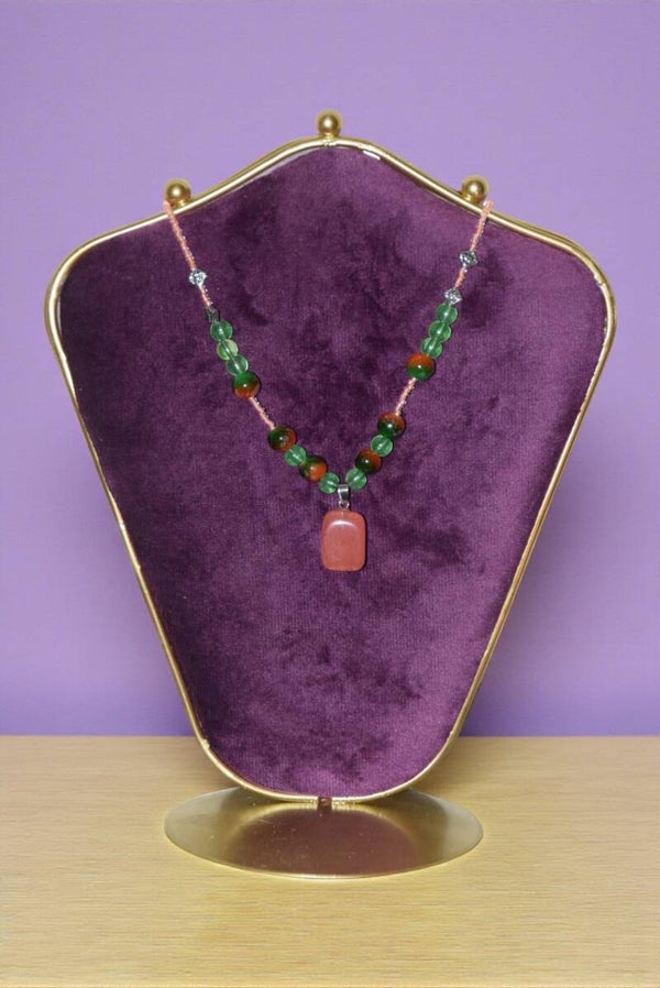 Collier 45 cm + extension "Cristal fantôme" composé de perles de rocaille, verre et métal. Pendentif en cristal fantôme. Acier inoxydable