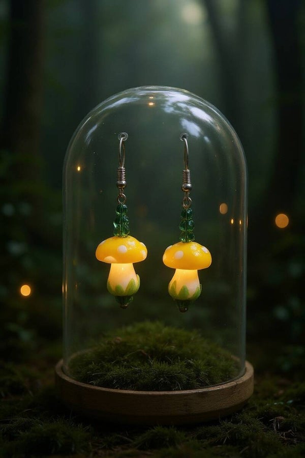 Boucles d’oreilles champignon, composées de perles en cristal et verre. Acier inoxydable, hypoallergénique, durables et légères. Parfaites pour un look chic et tendance.