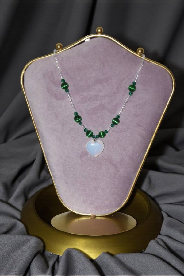 Collier 43 cm + extension "Coeur en opalite" composé de perles de rocaille, oeil de chat et cristal. Pendentif en opalite. Acier inoxydable