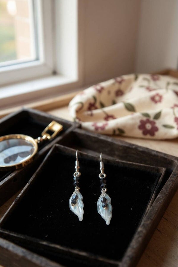 Boucles d'oreilles feuilles, délicates et lumineuses.