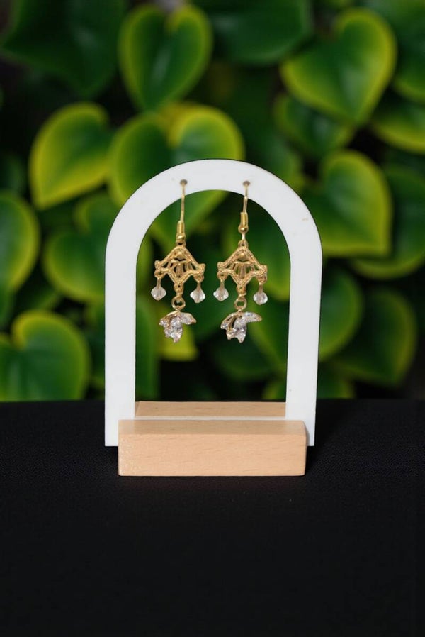 Boucles d'oreilles "Papillons" composées de perles en cristal et d'un papillon blanc. Acier inoxydable.