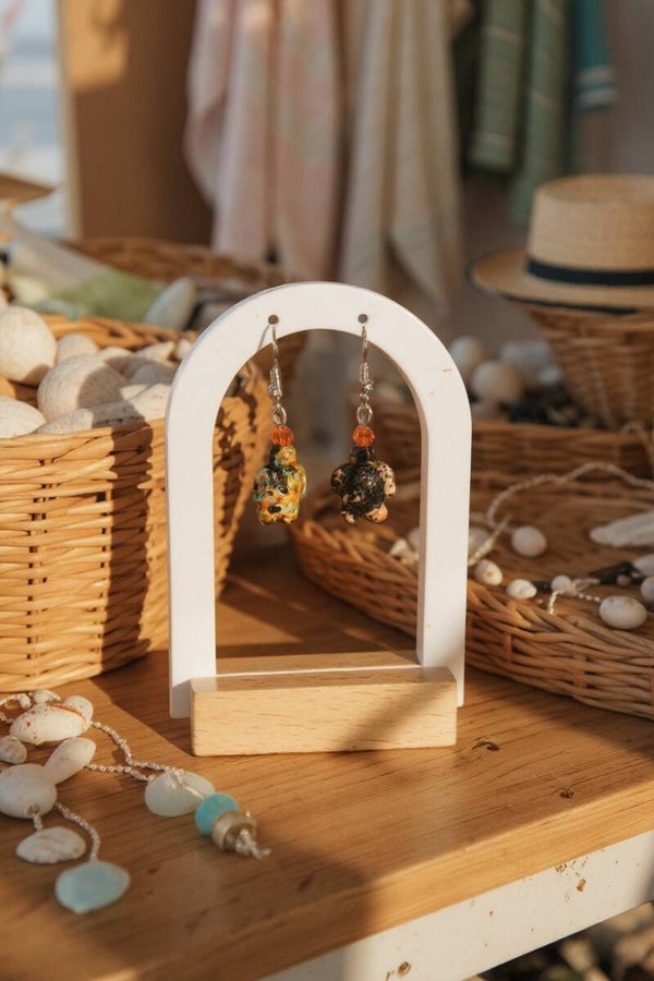 Boucles d'oreilles tortue en cristal, perles scintillantes, design élégant.