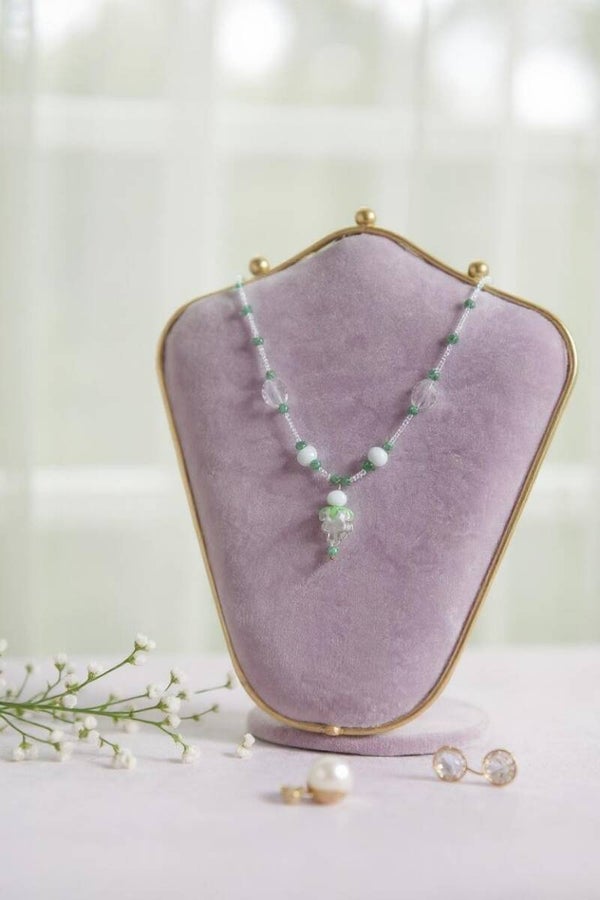 Collier 46 cm + extension "Raisin" composé de perles rocaille, cristal et verre. Pendentif raisin en verre. Acier inoxydable