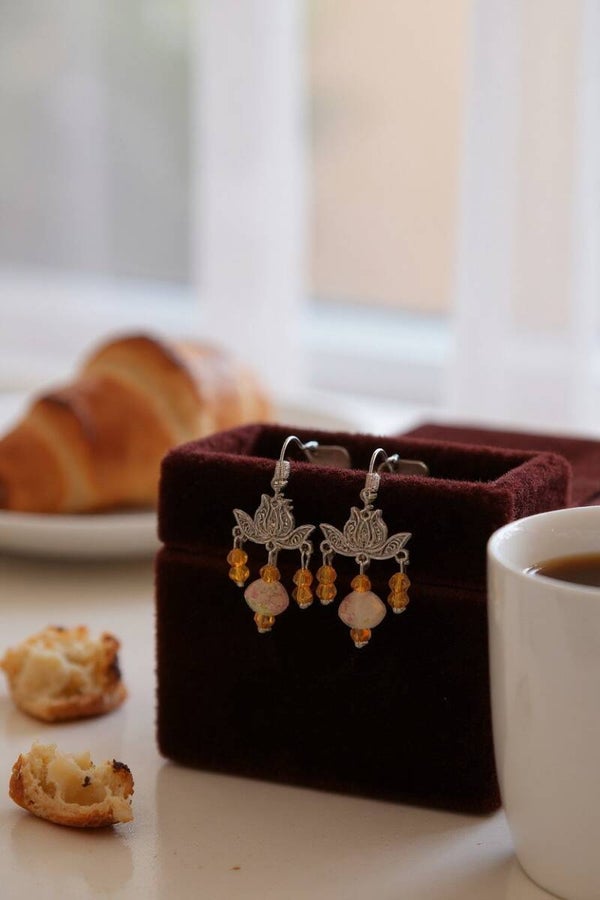 ✨ Boucles d'oreilles "Lotus" en acier inoxydable, ornées de perles en cristal et verre.