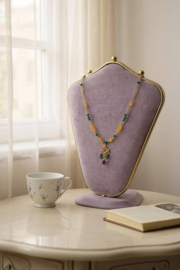 Collier 45 cm + extension "Papillons" composé de perles en cristal, rocaille et d'un papillon multicolore. Acier inoxydable.