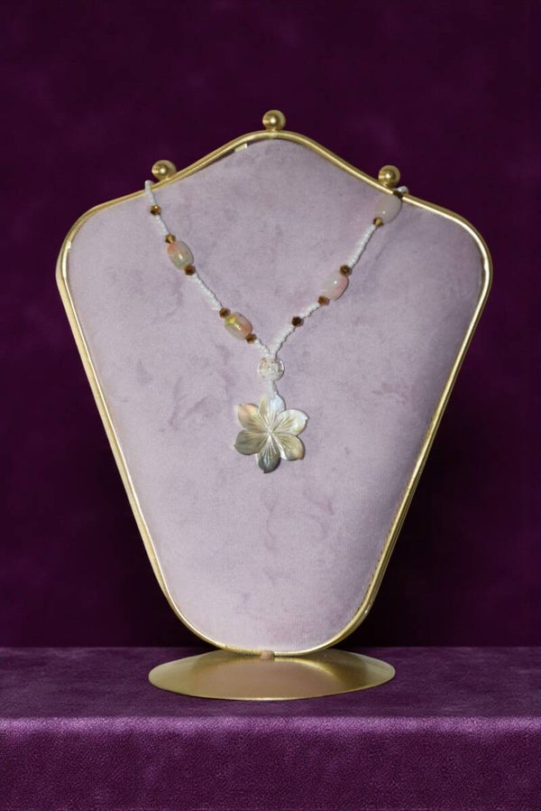 Collier 41 cm + extension "Fleur nacre" composé de perles de rocaille, verre et cristal. Pendentif fleur en nacre. Acier inoxydable