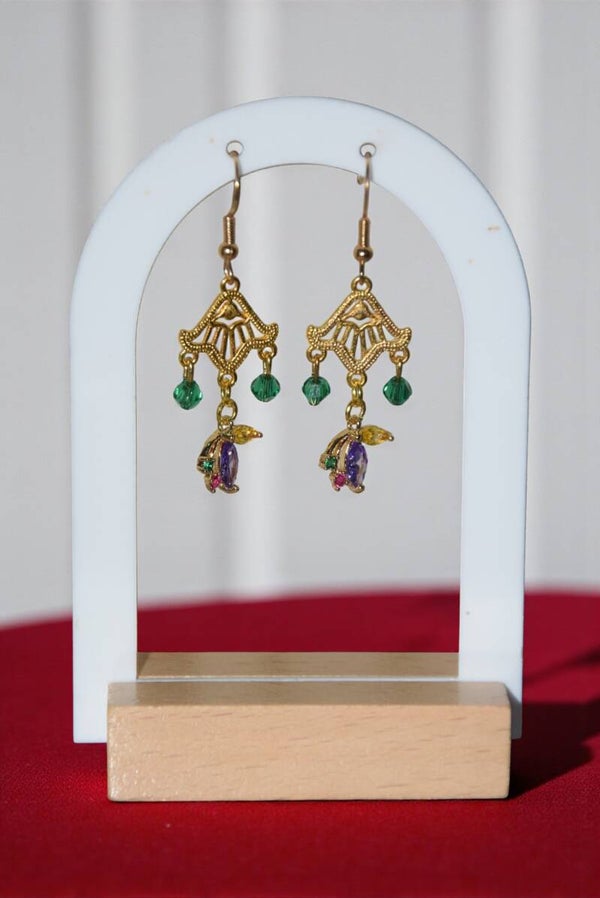 Boucles d'oreilles "Papillons" composées de perles en cristal et d'un papillon multicolore. Acier inoxydable.
