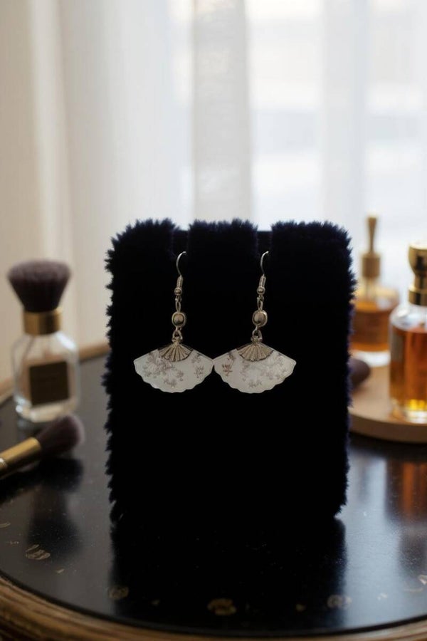Boucles d'oreilles "Eventails" composées de perles en métal et d'un éventail en acrylique. Acier inoxydable.