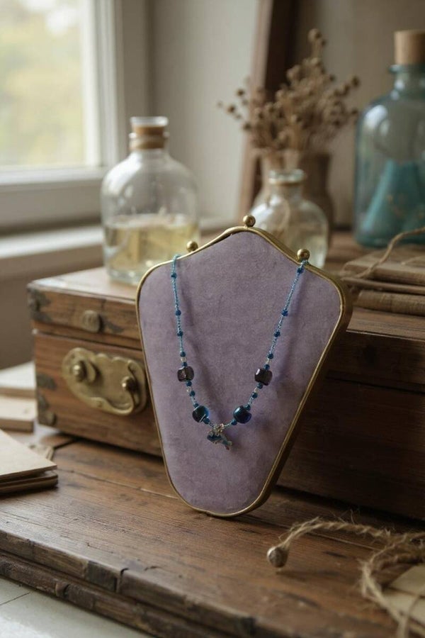 Collier 45 cm + extension "Dauphin" composé de perles verre, cristal et rocaille. Pendentif dauphin en cristal. Acier inoxydable.
