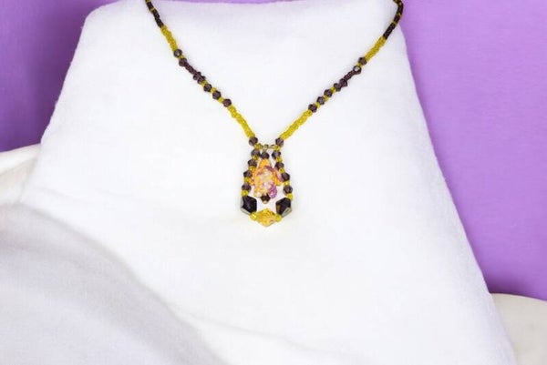 Collier 37 cm + extension 5 cm composé de perles en cristal violettes et de perles rocailles jaunes, tortue en pierre 2 tons, acier inoxydable