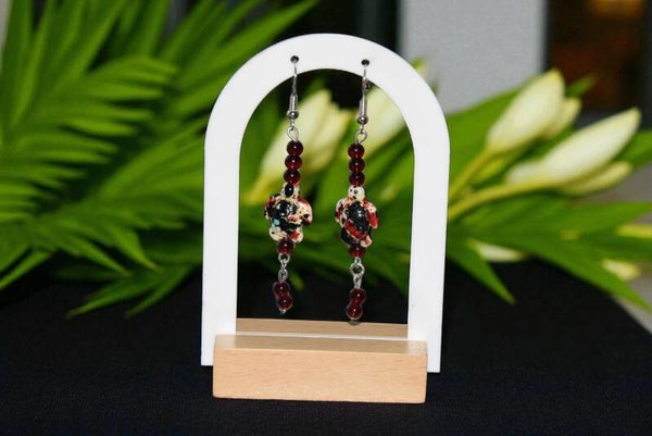 Boucles d'oreilles pendantes "Tortues", composées de perles en verre rouges et de tortues en pierre multicolores