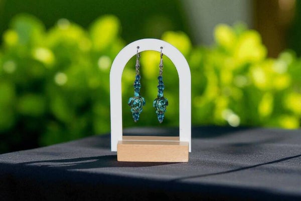 Boucles d'oreilles pendantes "Tortues", composées de perles en cristal bleues, de perles en verre bleues et de tortues en pierre turquoise