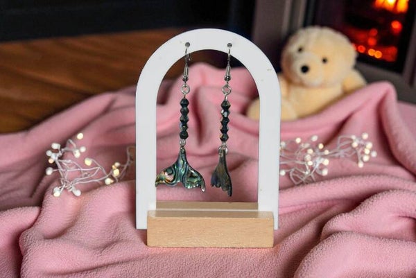 Boucles d'oreilles pendantes "Sirènes", composées de perles en cristal et nacre. Acier inoxydable