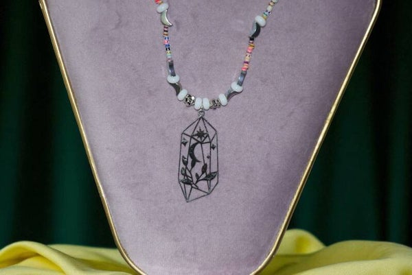 Collier 43 cm + extension "Lunes" composé de perles de rocaille, de lunes en hématite et de perles en verre. Acier inoxydable