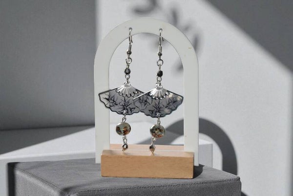 Boucles d'oreilles "éventails", composées de perles en cristal, verre et d'éventails en résine. Acier inoxydable