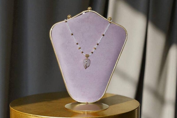 Collier 46 cm + extension composé de perles en cristal, oeil de chat, rocaille, métal et d'un pendentif en quartz blanc doré. Acier inoxydable