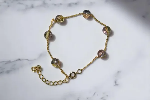 Bracelet 21 cm avec extension "Collection Apocalypse" composé de perles en verre et de chaîne en acier inoxydable